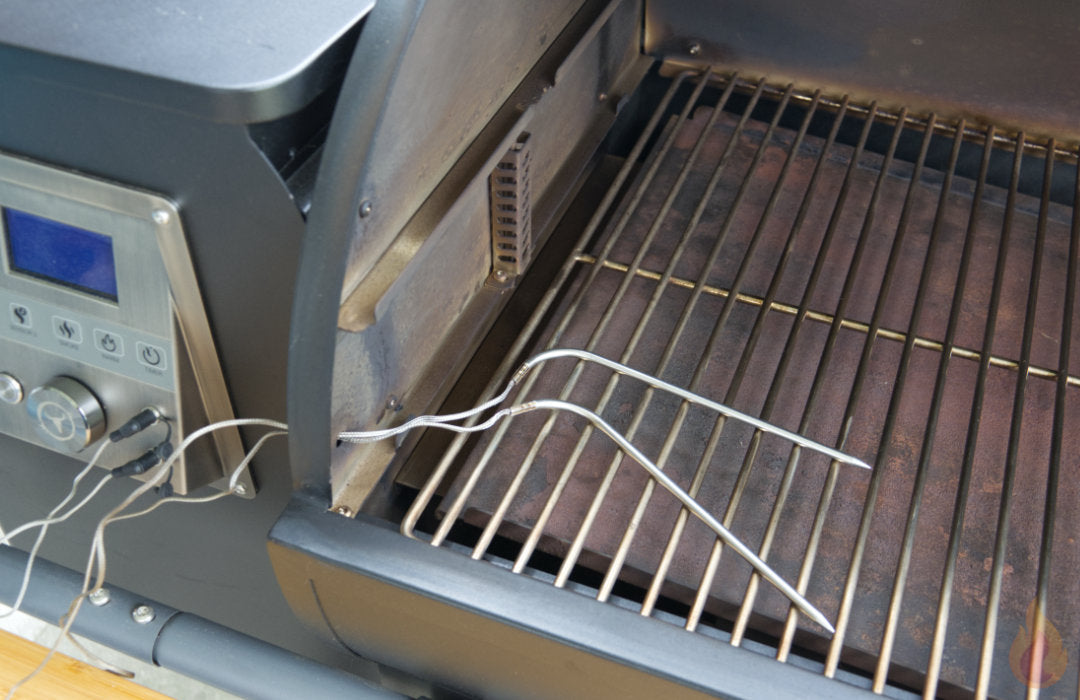 arbecue fumoir à pellets MOESTA Sheriff équipé de sondes de température connectées au contrôleur digital pour surveiller la cuisson de la viande.