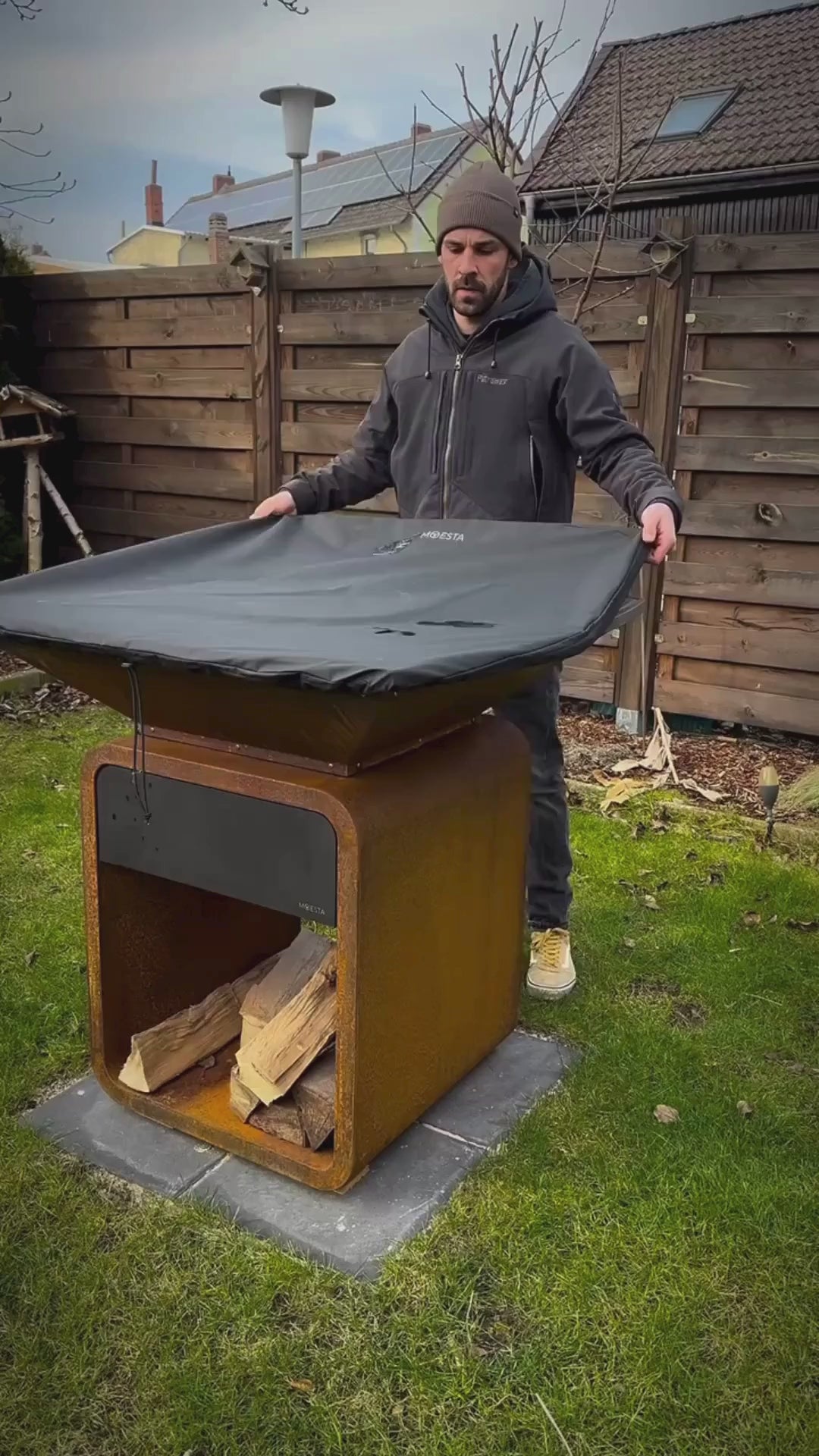 Charger la vidéo : Brasero MOESTA ONE en fonctionnement – cuisson extérieure haut de gamme et maîtrise du feu